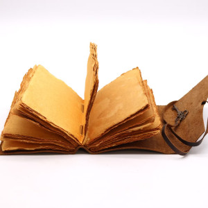 Cuaderno abierto revelando sus páginas listas para escritura consciente y memorias íntimas.