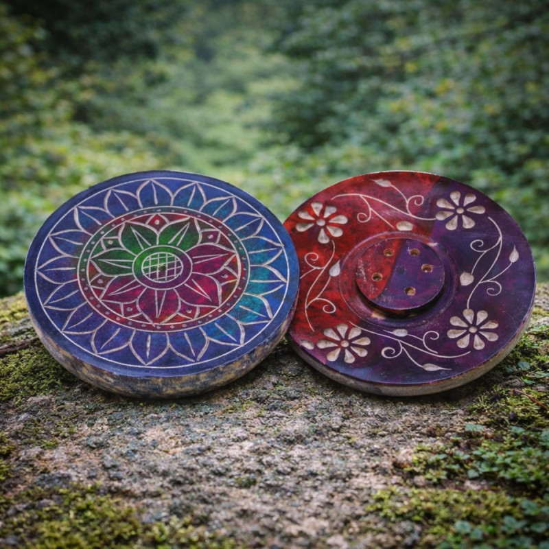 Portainciensos redondo de esteatita con diseño floral esmaltado.