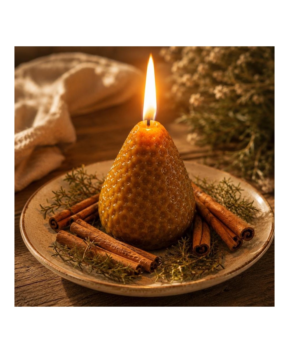 Vela de fresa encendida y decorada con canela.