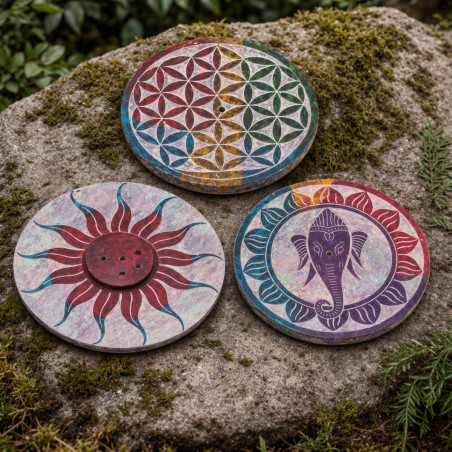 Colección de portainciensos redondos de esteatita con diseños simbólicos.