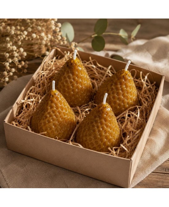 Pack de cuatro velas con forma de fresa elaboradas con cera de abeja natural.