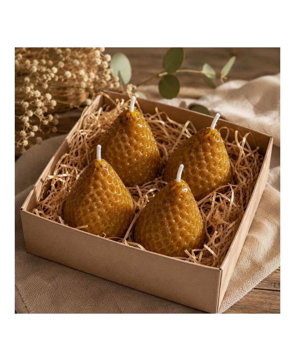 Pack de cuatro velas con forma de fresa elaboradas con cera de abeja natural.