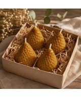 Pack de cuatro velas con forma de fresa elaboradas con cera de abeja natural.