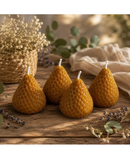 Presentación de velas fresa de cera de abeja natural sobre mesa decorativa.