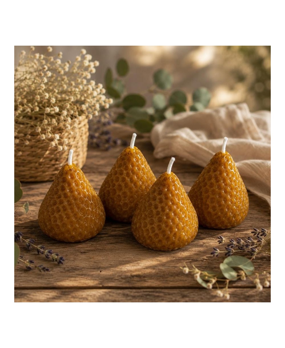 Presentación de velas fresa de cera de abeja natural sobre mesa decorativa.