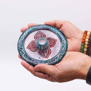 Portaincienso redondo de esteatita con diseño floral de cuatro pétalos.