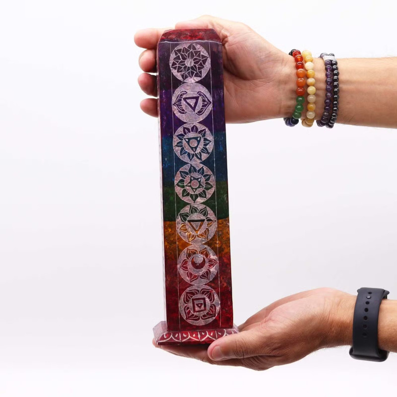 Portaincienso de esteatita en forma de torre con símbolos de chakras.