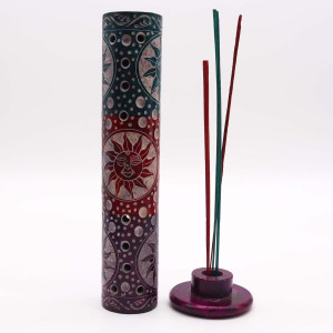 Portaincienso de esteatita en forma de torre con diseño de soles.