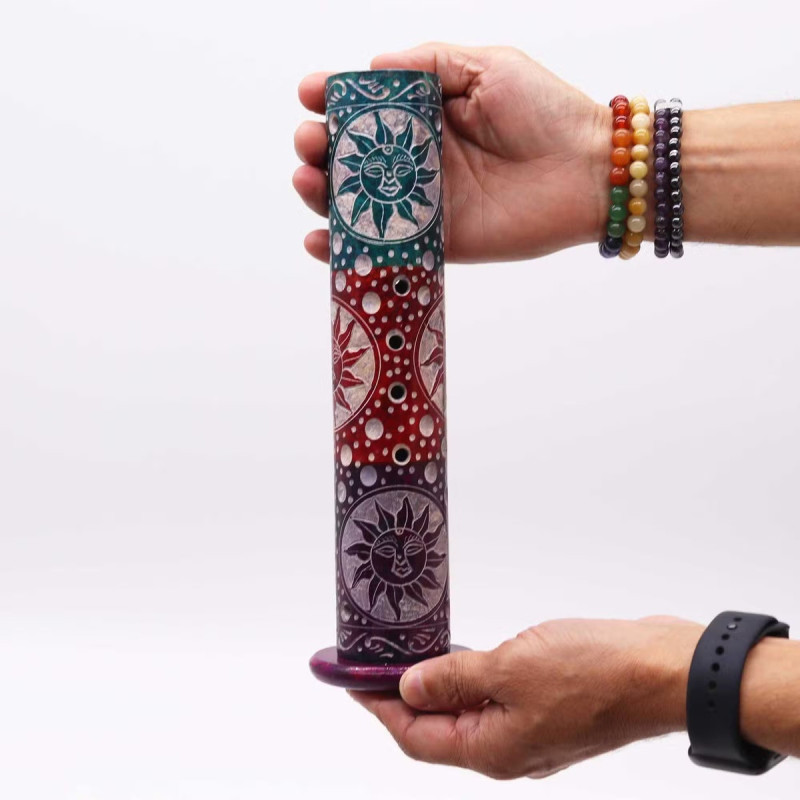 Portaincienso de esteatita en forma de torre con diseño de soles.