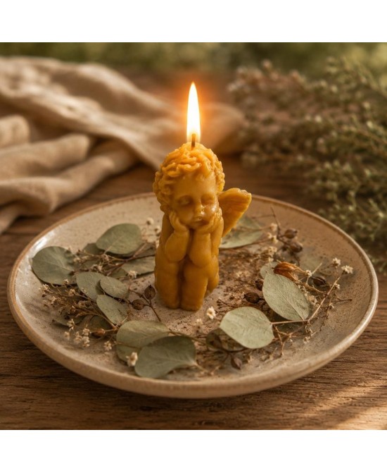 Vela de Angelito con la mecha encendida y decorada con hierbas.