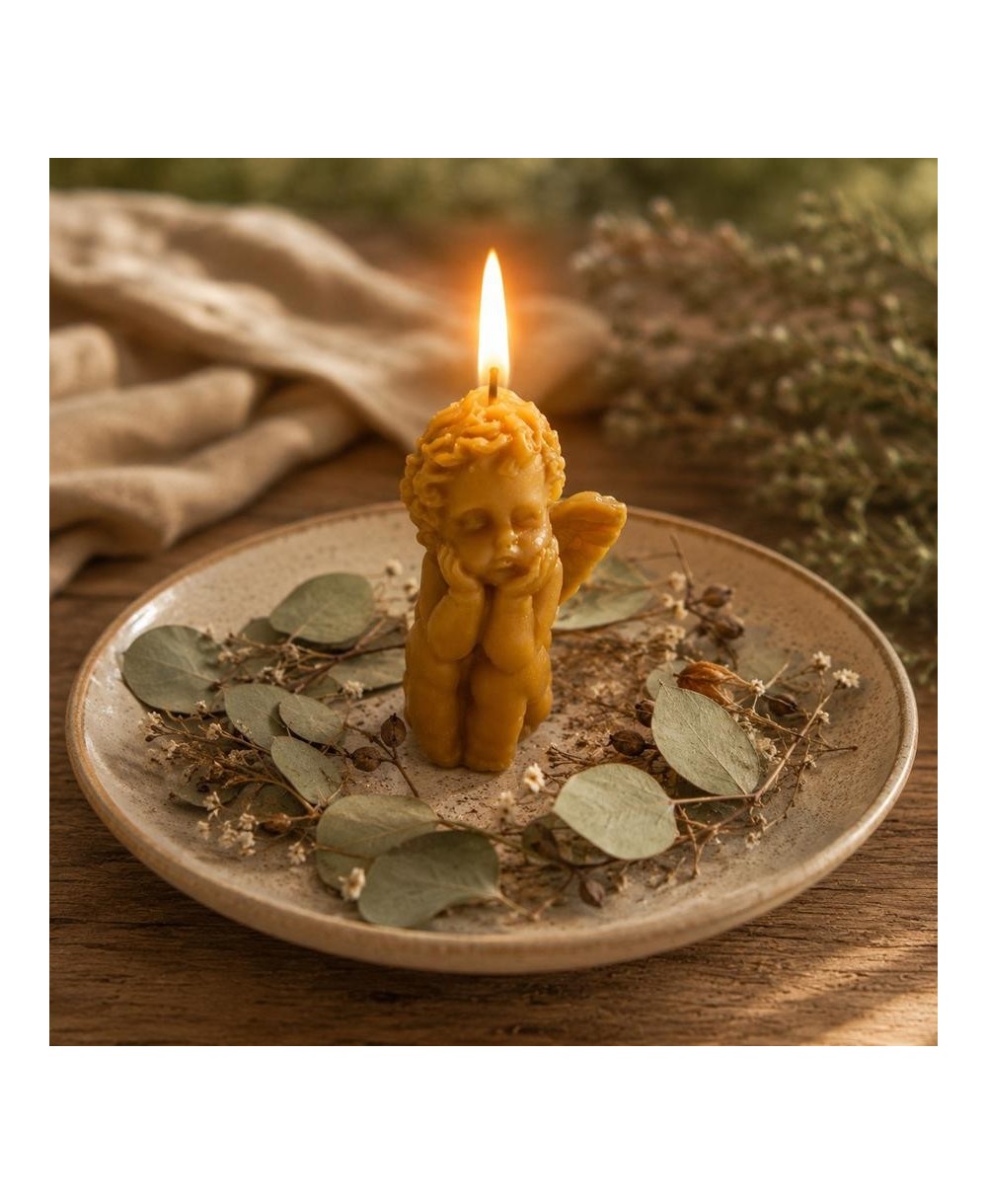 Vela de Angelito con la mecha encendida y decorada con hierbas.