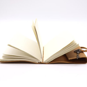 Cuaderno abierto listo para escritura consciente, irradiando intimidad y autenticidad.