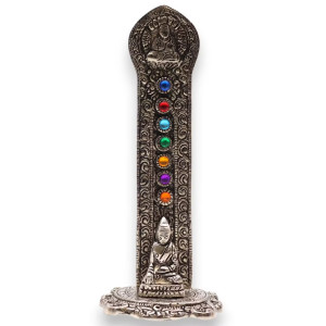 Portainciensos vertical con buda y chakras de colores en metal para varillas sobre base decorativa.