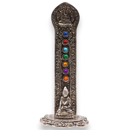 Portainciensos vertical con buda y chakras de colores en metal para varillas sobre base decorativa.