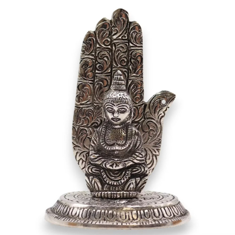 Portaincienso en forma de mano con figura de buda en metal para varillas sobre base decorativa.
