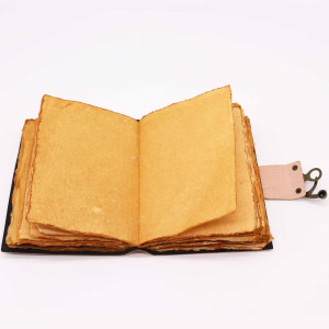 Cuaderno con chakras colocado en un ambiente sereno, evocando calma y conexión energética.