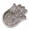 Portaincienso hamsa floral de metal para varias varillas sobre base decorativa.