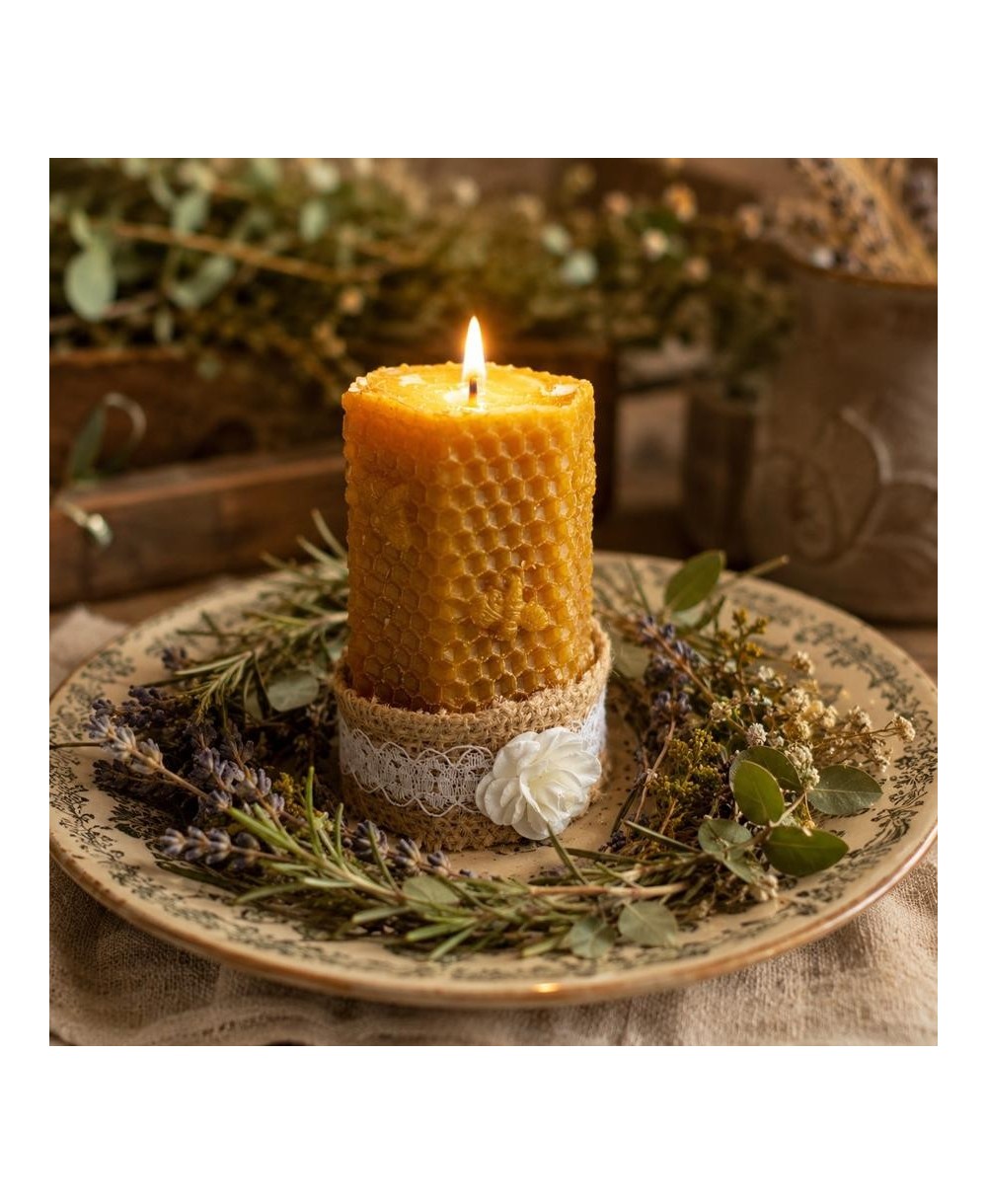 Presentación de vela artesanal de cera de abeja sobre base decorativa de madera.
