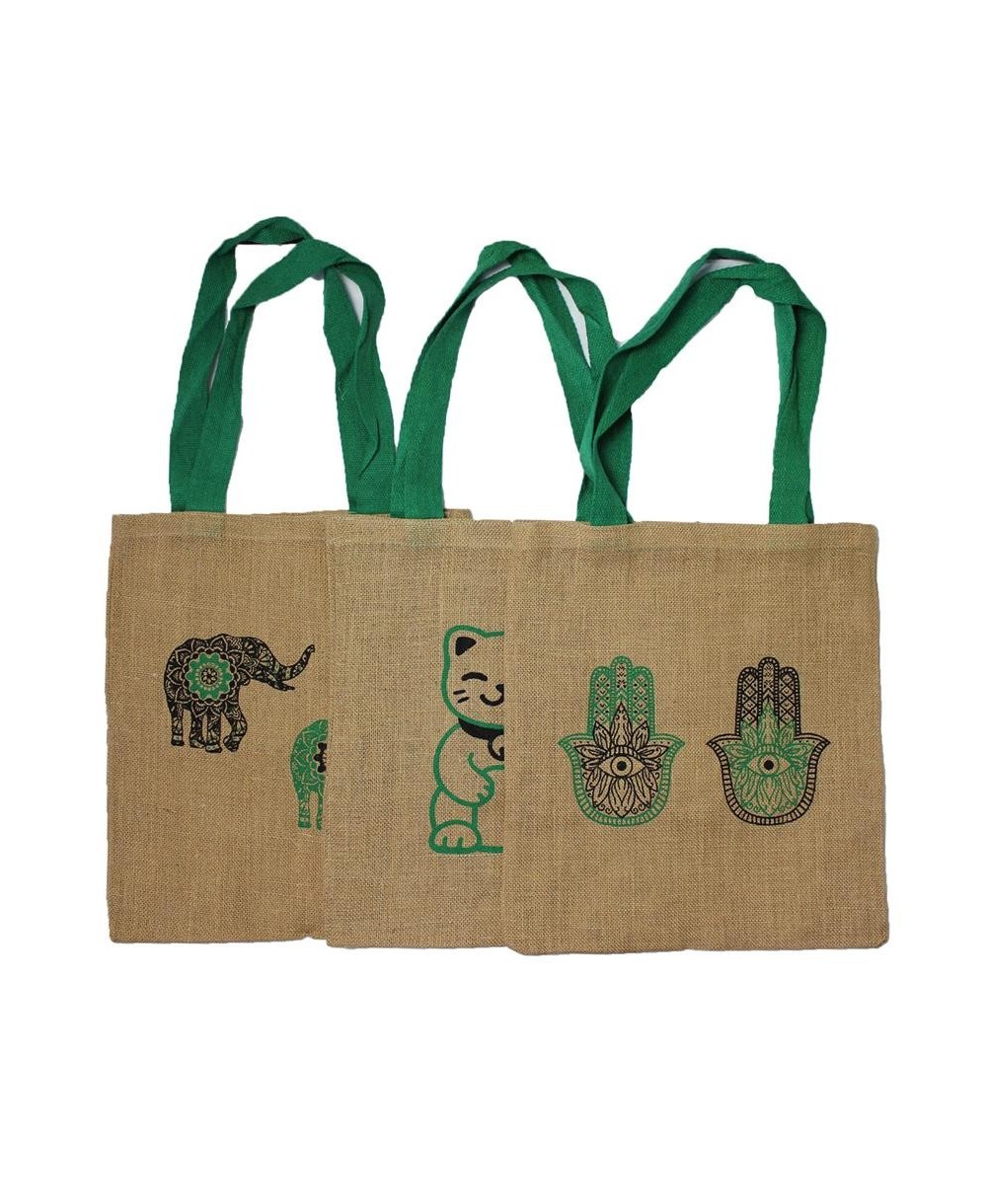 Bolsa grande de yute ecológica con símbolos místicos decorativos, asas verdes y formato reutilizable para compras y uso diario.