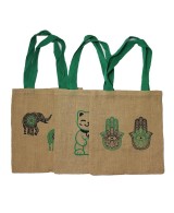 Bolsa grande de yute ecológica con símbolos místicos decorativos, asas verdes y formato reutilizable para compras y uso diario.