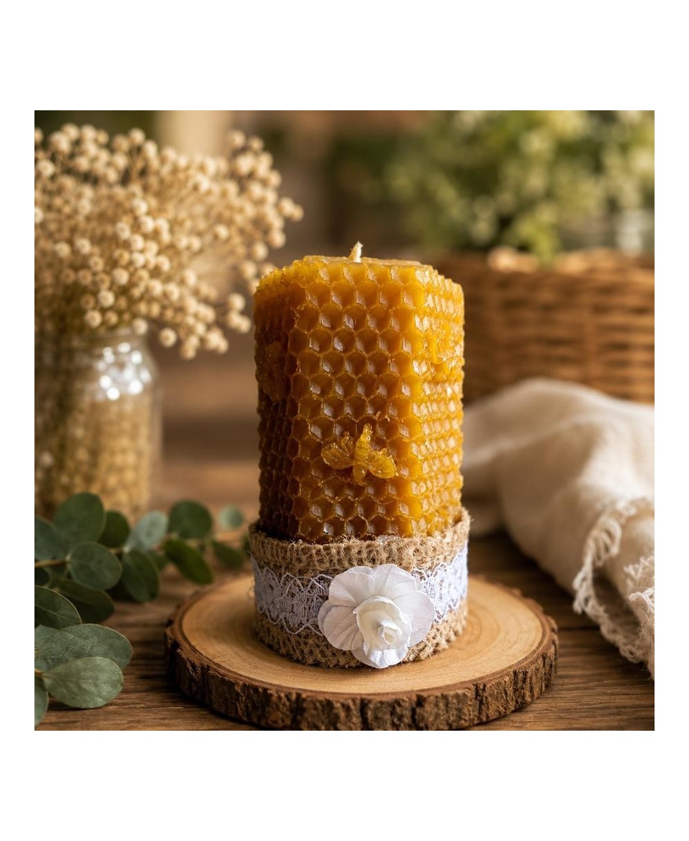 Vela cilíndrica de cera de abeja natural con relieve inspirado en panales de abeja.
