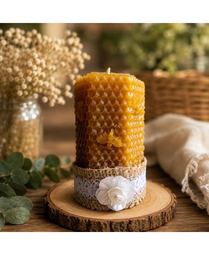 Vela cilíndrica de cera de abeja natural con relieve inspirado en panales de abeja.