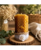 Vela cilíndrica de cera de abeja natural con relieve inspirado en panales de abeja.