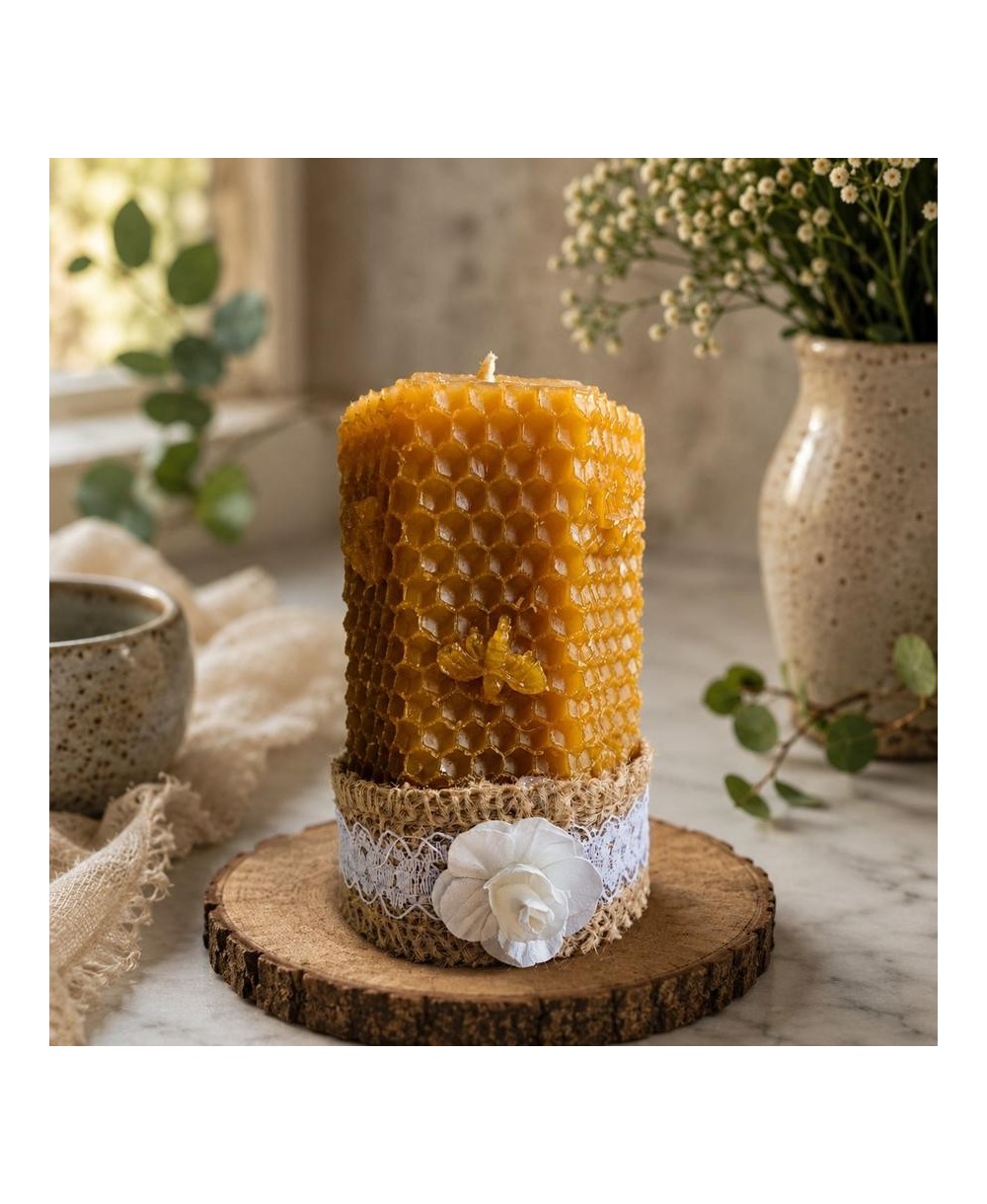 Vela decorativa de panal de abeja elaborada con cera de abeja natural para regalar o decorar.
