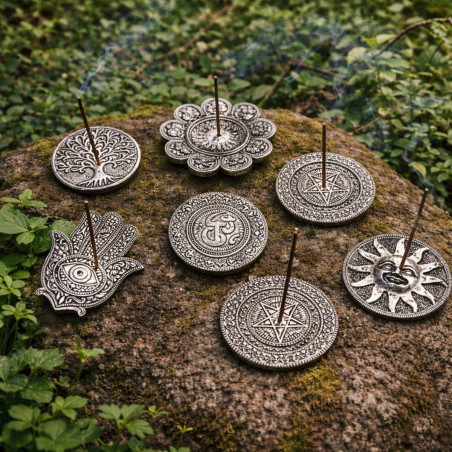Soportes tibetanos de metal con símbolos espirituales para varillas de incienso.
