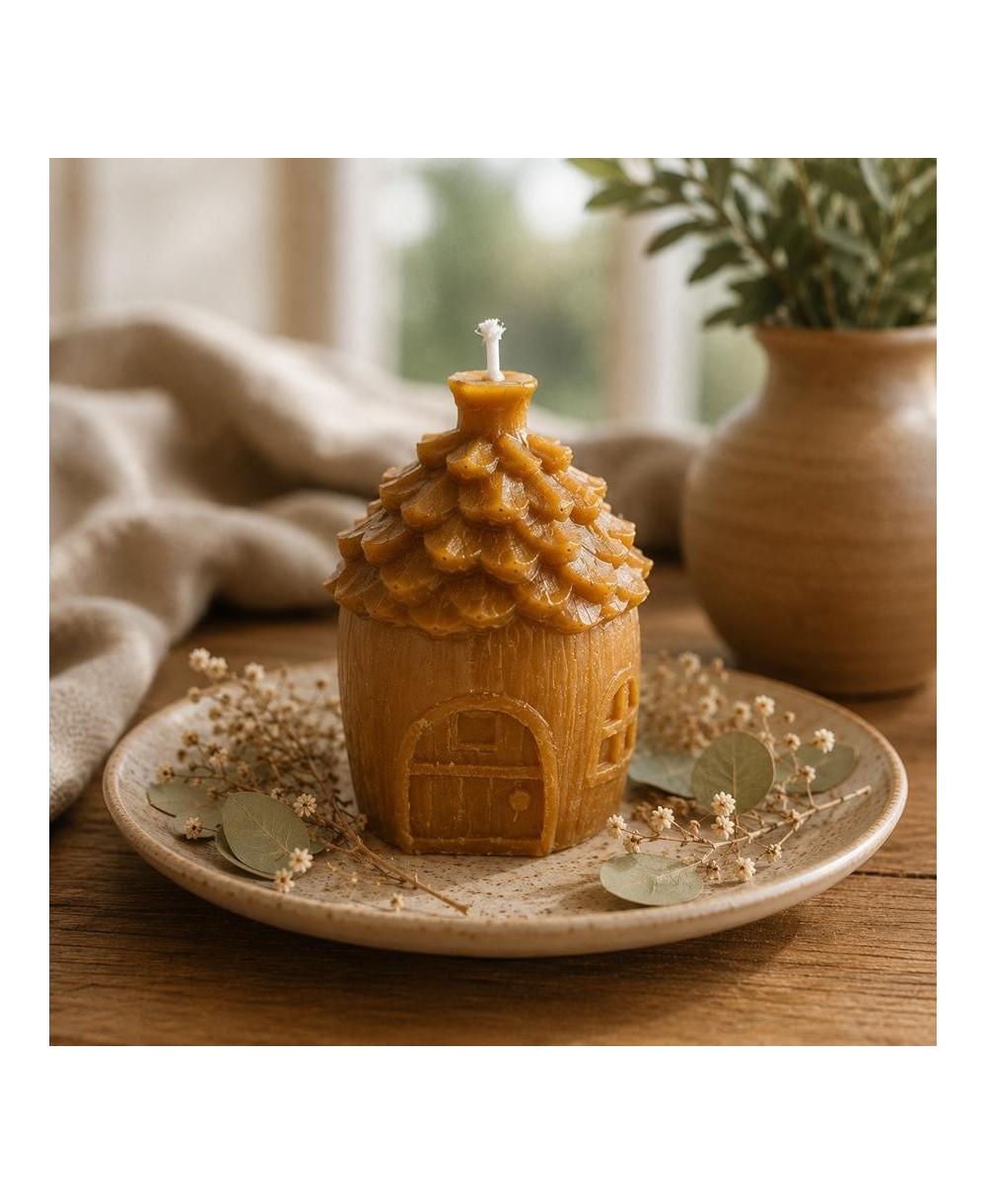 Vela decorativa con forma de casita elaborada en cera de abeja natural.