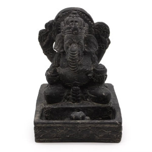 Portaincienso con figura de Ganesha sobre base cuadrada para conos o varillas de incienso.