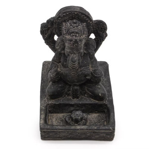 Portaincienso con figura de Ganesha sobre base cuadrada para conos o varillas de incienso.