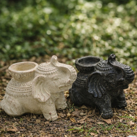 Soporte de incienso en forma de elefante blanco de material sólido para conos y varillas sobre superficie clara.