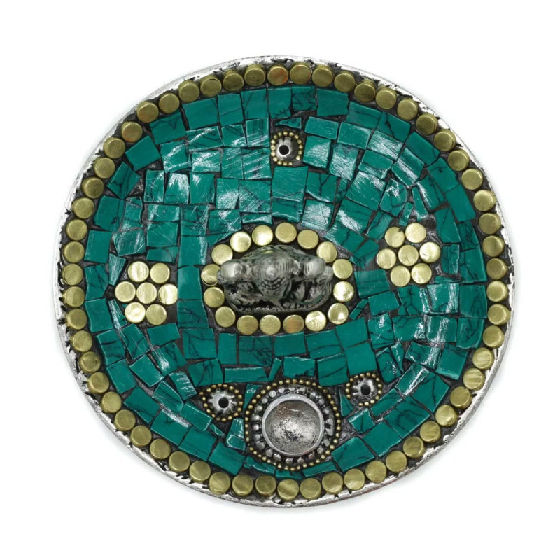 Portaincienso redondo con mosaico verde y figura de Ganesh en el centro para varillas y conos de incienso.