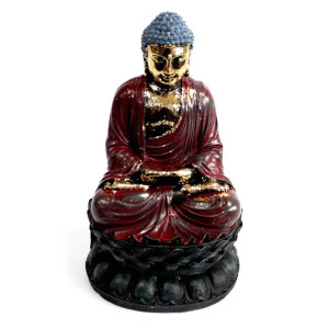 Figura de buda sentado en posición de meditación con acabado dorado y túnica roja.