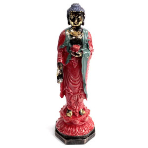 Figura de buda de pie con túnica roja y detalles dorados sobre base decorativa.