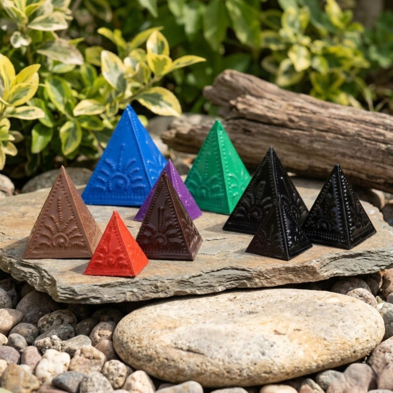 Moldes en forma de pirámide de colores para crear incienso en polvo compactado.