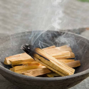 Varitas de palo santo natural en bolsa kraft de 100 g para incienso natural.