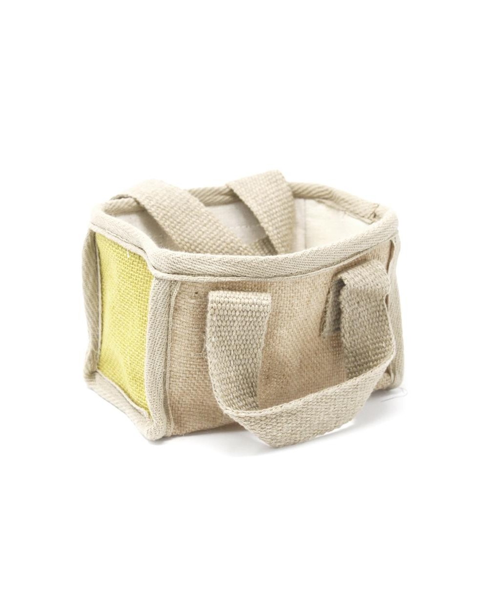 Cesta ecológica pequeña color amarillo de yute y algodón para almacenamiento y decoración natural.