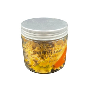 Jabón cremoso batido con vitamina c en tarro transparente con textura aireada y etiqueta frontal visible.