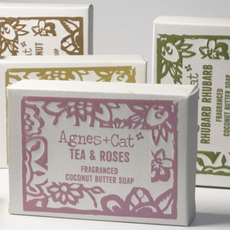 Jabones corporales agnes + cat con diferentes fragancias presentados con caja decorada.