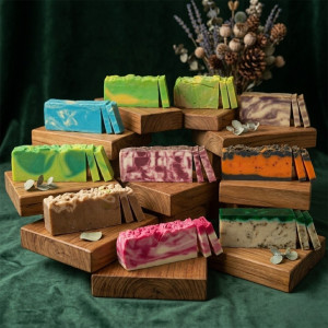 Barra de jabón artesanal de1250kg hecha a mano con aceites esenciales y disponible en varios aromas.