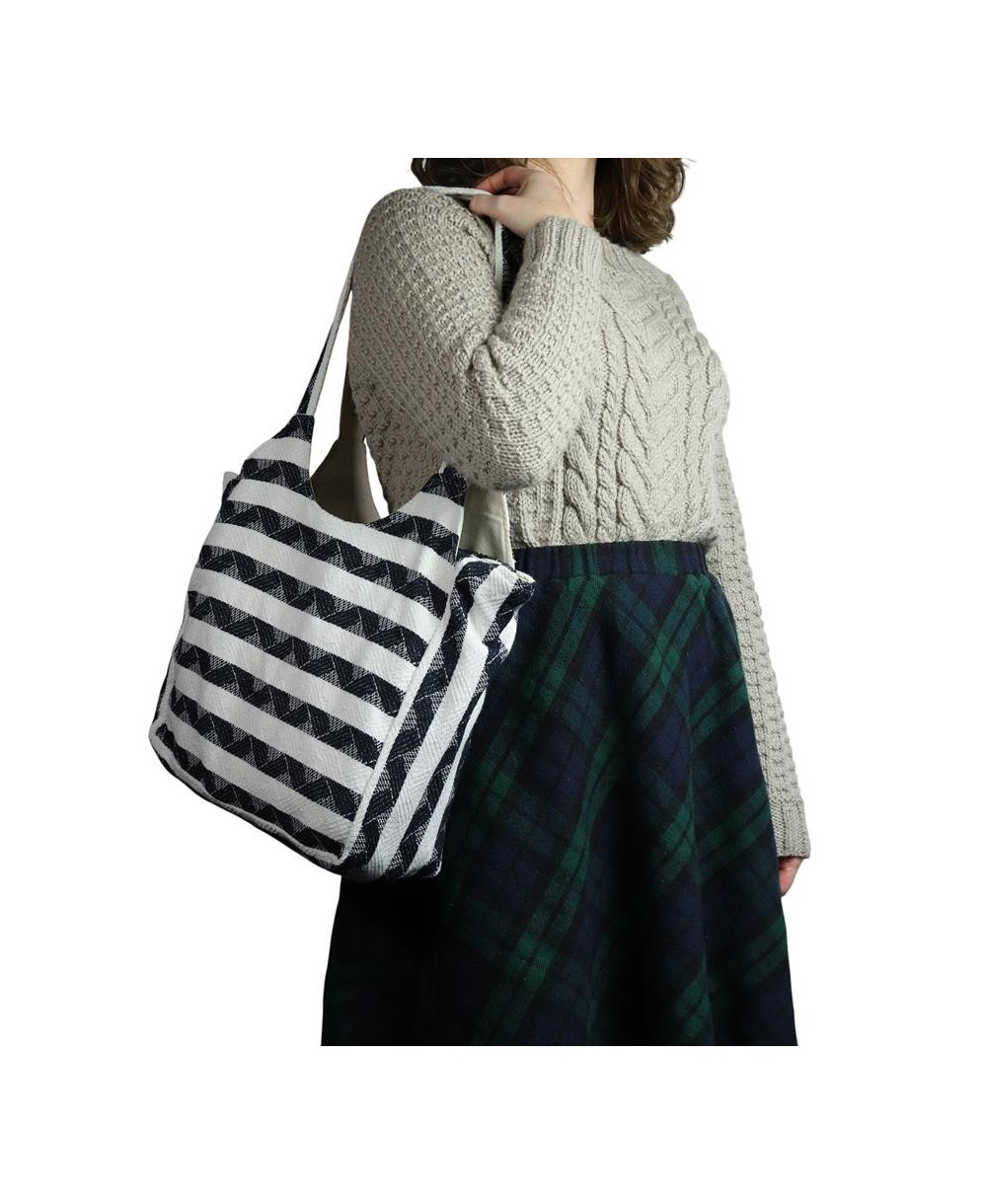 Bolso Tote Grande con Diseño Artesanal