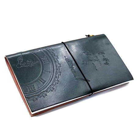 Diario de cuero verde petróleo en ambiente minimalista evocando calma y presencia.