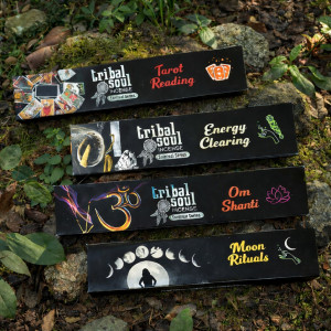 Varillas de incienso de resina natural con diferentes aromas presentadas en caja decorativa y ambientar espacios.