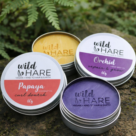 Champús sólidos veganos en lata metálica sin plástico con diferentes aromas naturales para el cuidado del cabello.