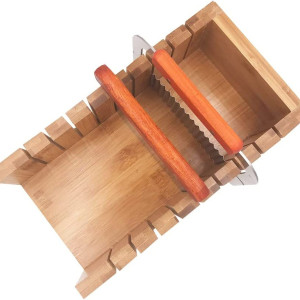Cortador de jabón de madera con cuchilla ondulada y mango rojo para cortes decorativos.