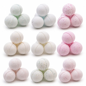 Bombas de baño blancas en forma esférica con textura suave y varios aromas disponibles, diseñadas para crear un baño relajante.