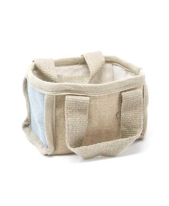 Cesta ecológica pequeña color celeste de yute y algodón para almacenamiento y decoración natural.