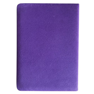 Textura aterciopelada del cuaderno morado que transmite suavidad y encanto.